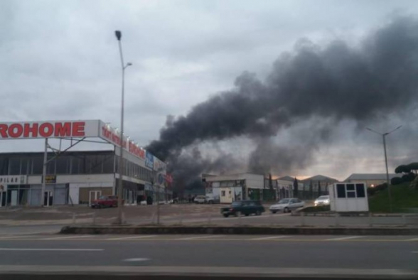В Баку горит крупный рынок стройматериалов